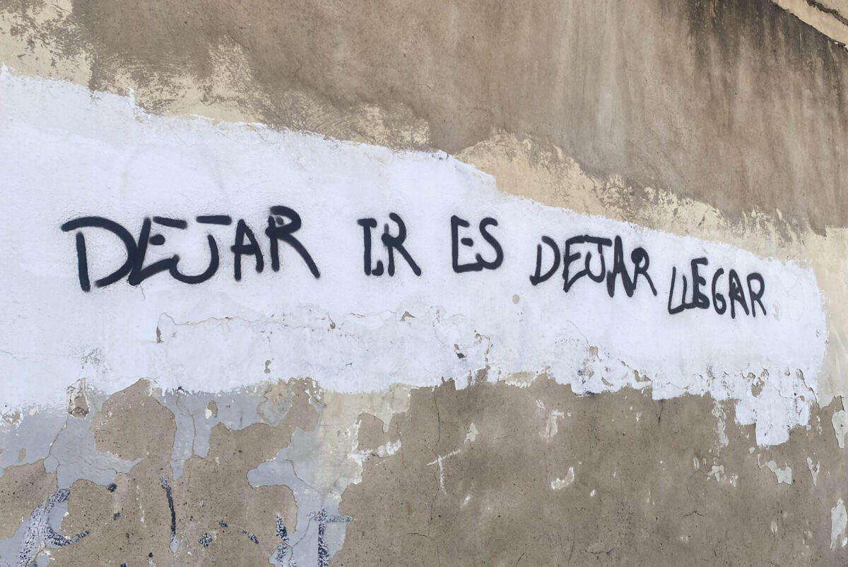 Una frase que resume la entrada de hoy, donde se le da importancia tanto a dejar ir como a dejar llegar.